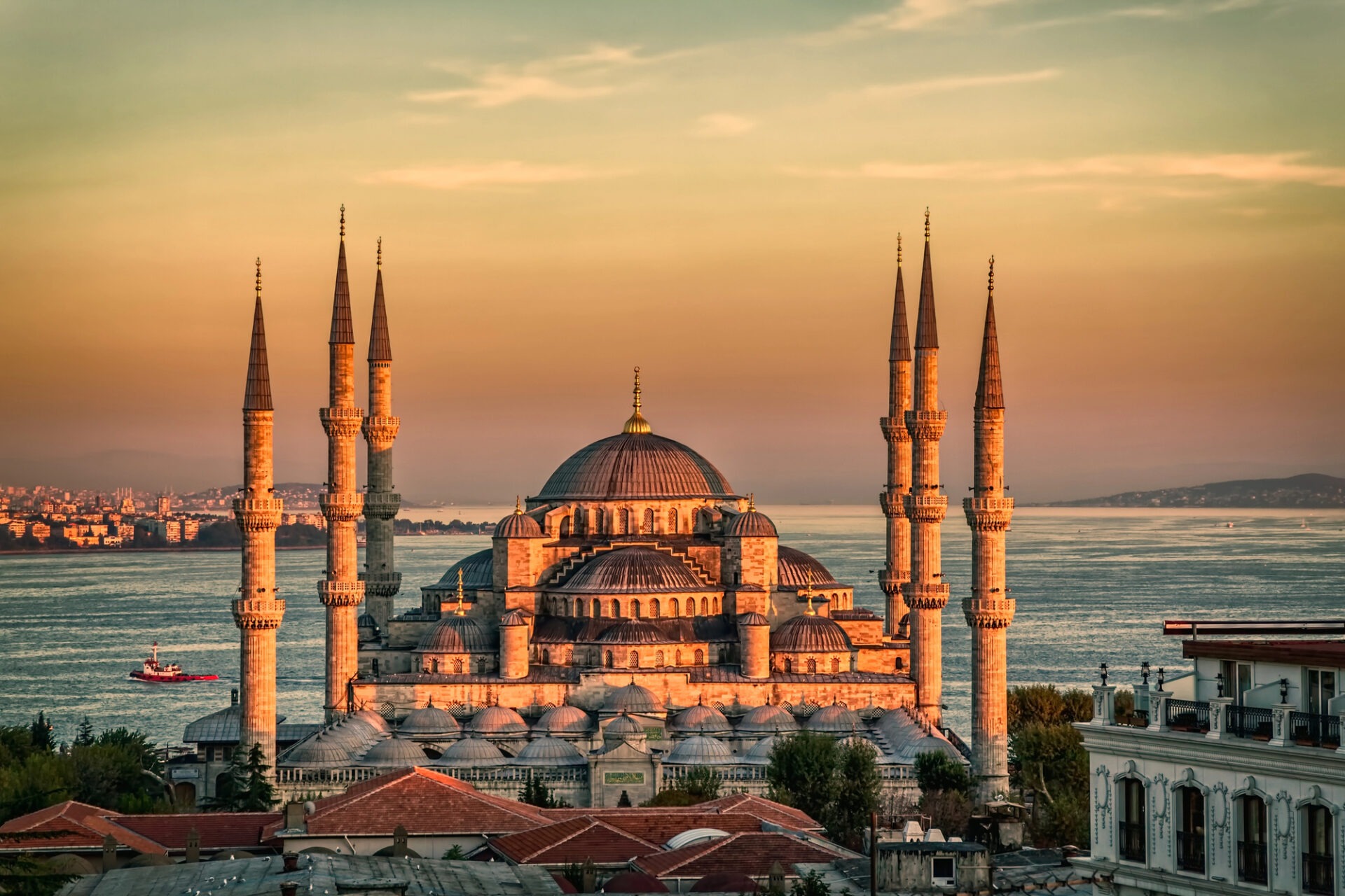 Luchtfoto van de Hagia Sophia in Istanbul bij zonsondergang.