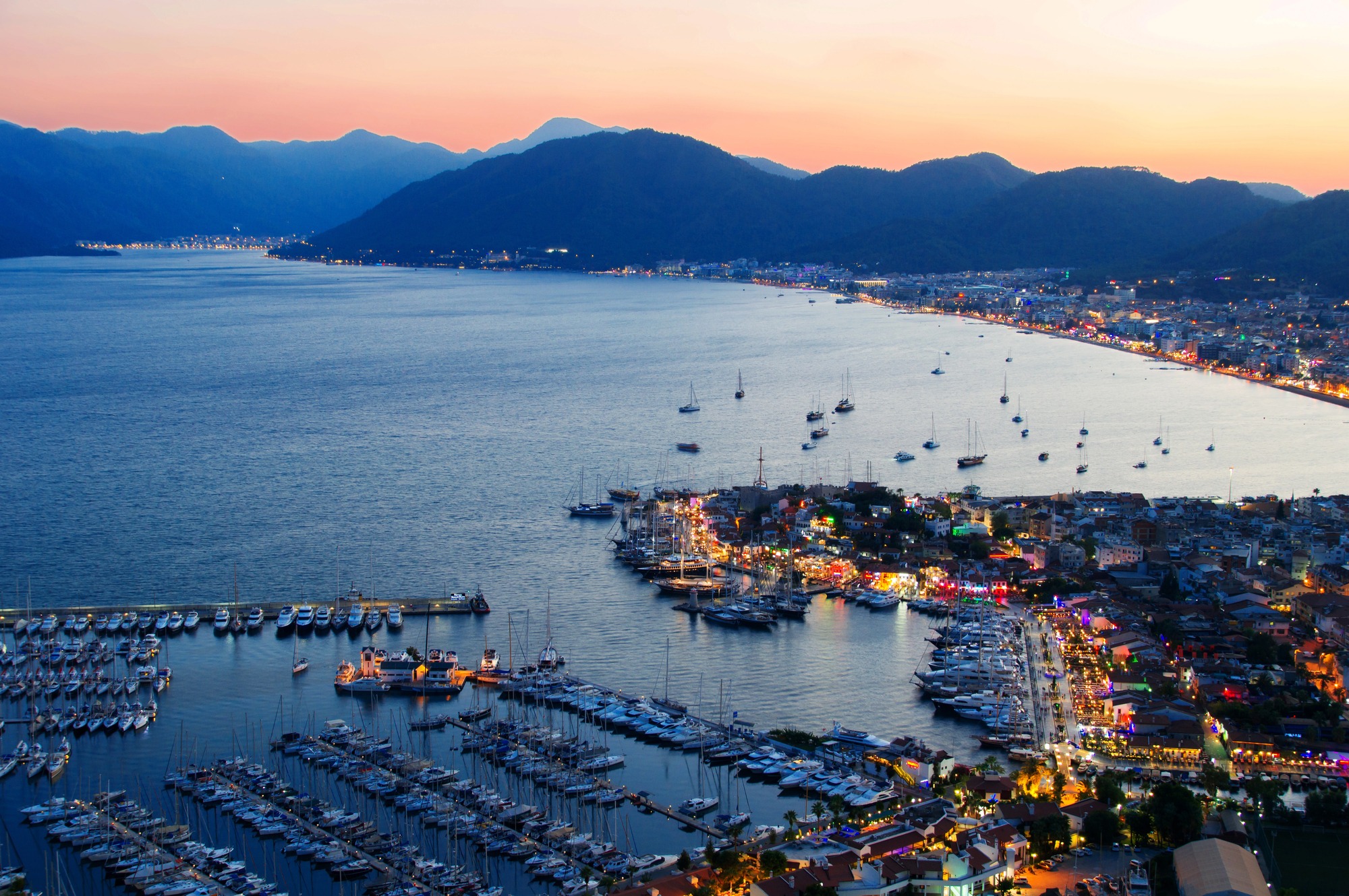 Luchtfoto van de baai van Marmaris, met op de achtergrond de zee tegen zonsondergang.