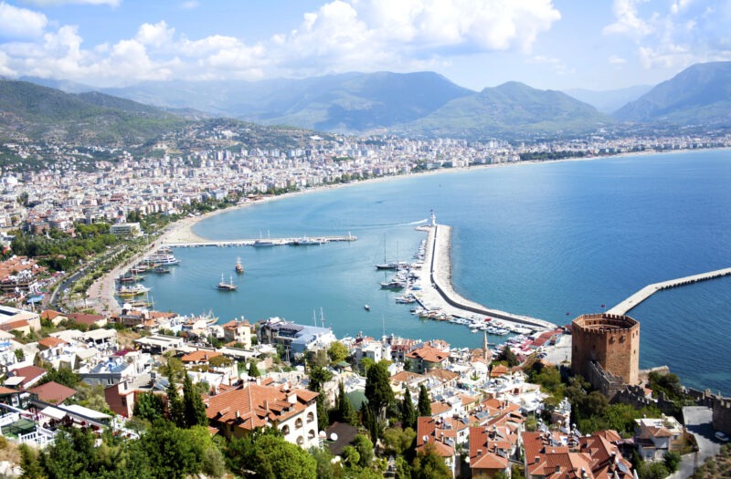 Foto van uit de lucht met uitzicht op de baai van Alanya in Turkije.