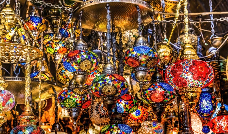 Close-up van lampionnen die verkocht worden op de Grote Bazaar van Istanbul