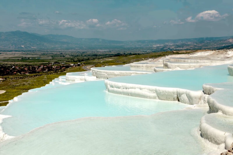 Foto van de witte calciumstenen van Pamukkale in Turkije.