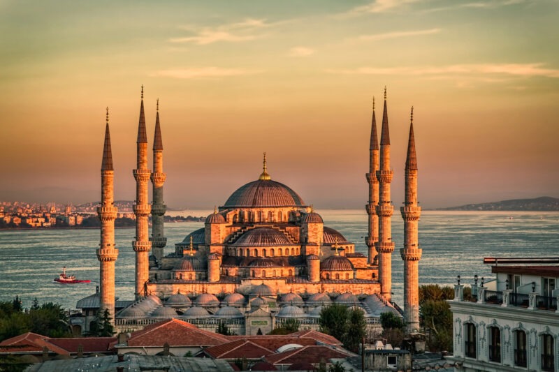 Luchtfoto van de Blauwe Moskee in Istanbul bij zonsondergang.