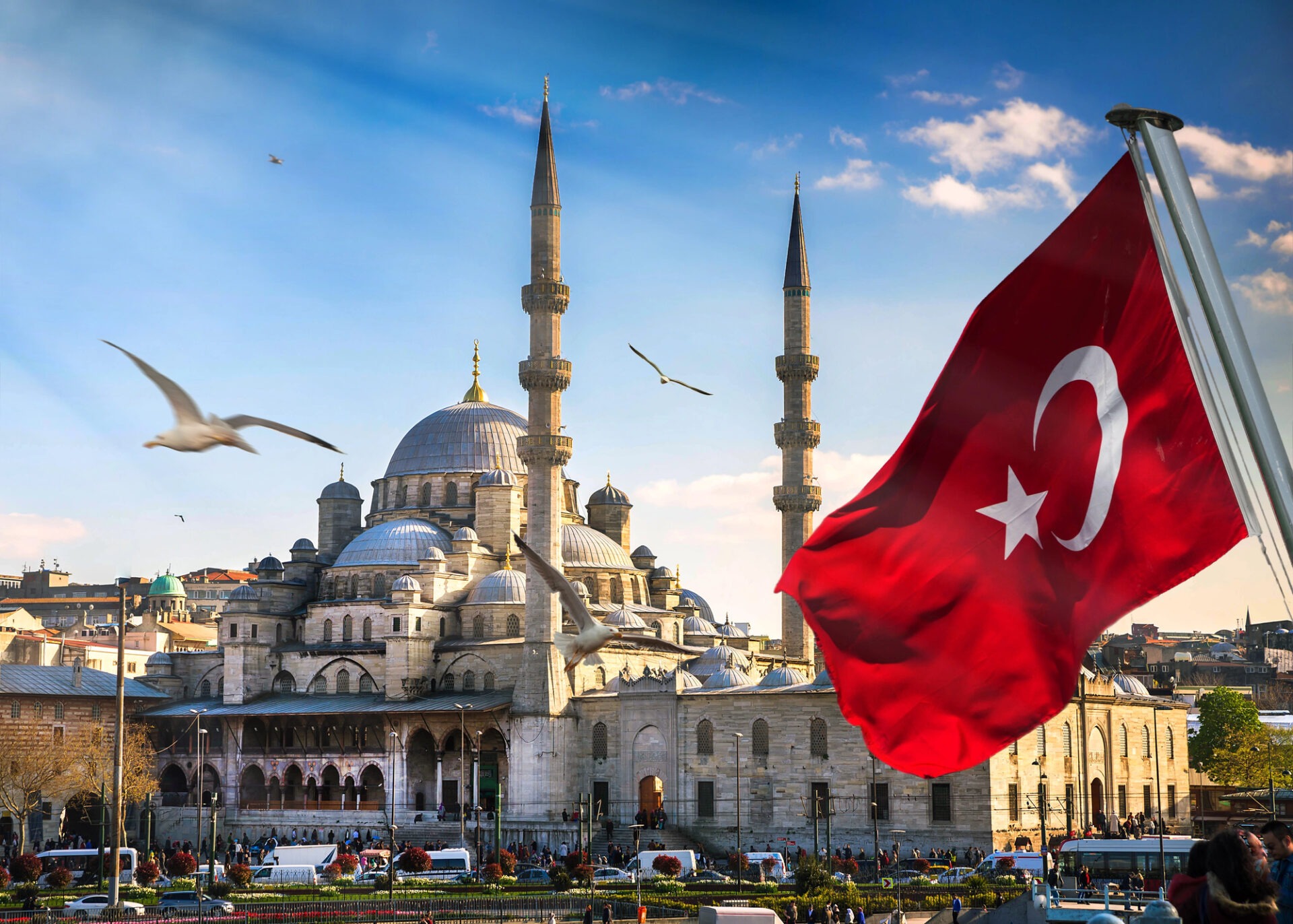 Close-up van de Turkse vlag met uitzicht op de Blauwe Moskee in Istanbul.