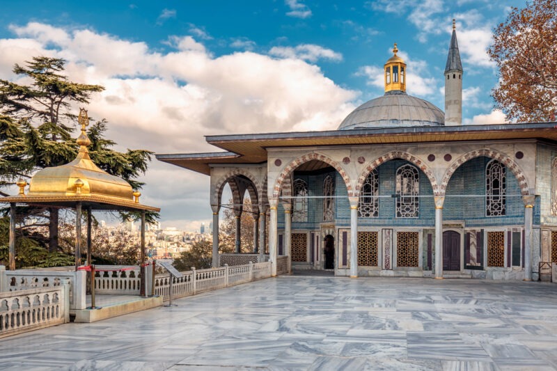 Vooraanzicht van het Topkapi Paleis in Istanbul.